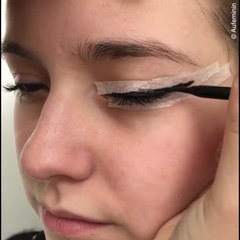 Faire un trait d'eye liner avec du sparadrap