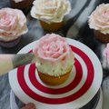 Déco cupcake façon rose : comment réaliser une déco de cupcake facile