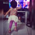 Cette petite fille aime vraiment danser