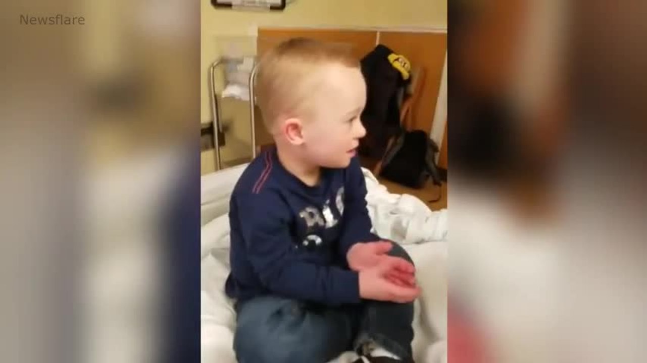 Cet enfant voit son petit-frère pour la première fois