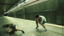 Deux danseurs dansent dans une station de métro déserte