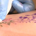 Un tatouage réalisé à partir de vraies fleurs