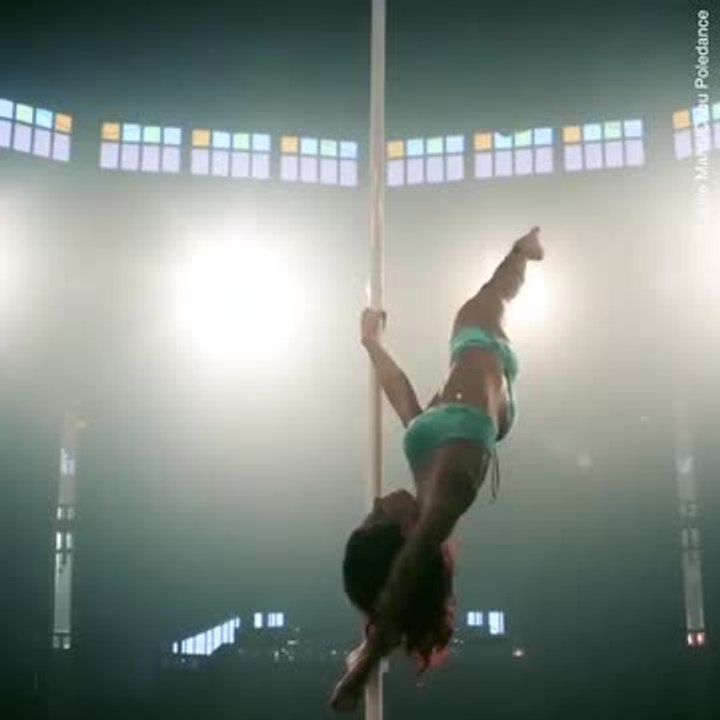 Une performance incroyable de pole dance !