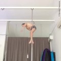 Un homme fait de la pole dance