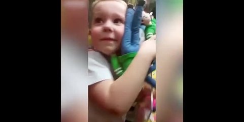 Un enfant se retrouve coincé dans une machine