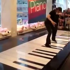 Elles jouent sur un piano géant au sol