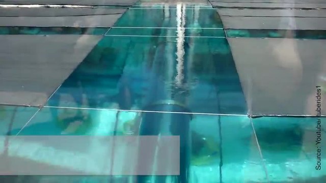 Un toboggan qui vous fait passer par le bassin des requins