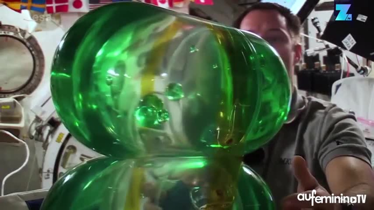 Les astronautes s’amusent avec de l’eau en apesanteur