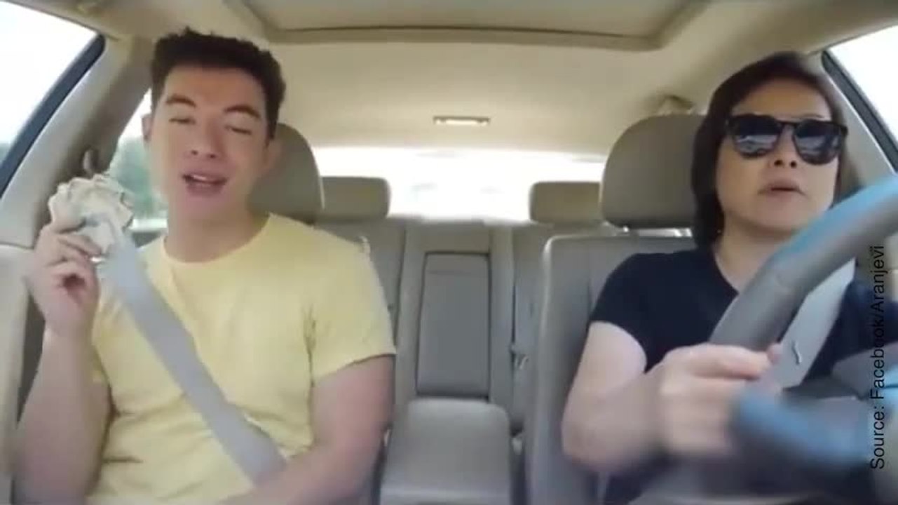 Il chante dans la voiture et c'est très drôle