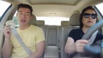 Il chante dans la voiture et c'est très drôle