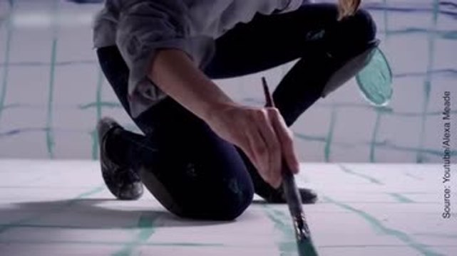 Elle peint des modèles vivants et les intègre dans ses tableaux