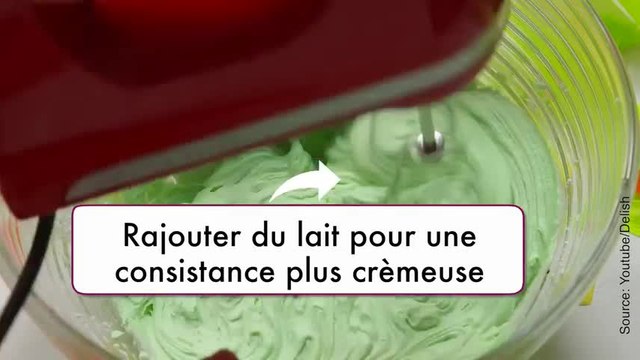 Une recette de gâteau avec un glaçage vert