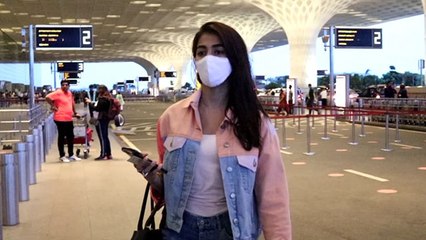 Prabhas की Heroine Pooja Hegde Airport पर ऐसे हुई Spot | FilmiBeat