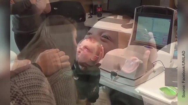 Un bébé entend ses parents pour la première fois