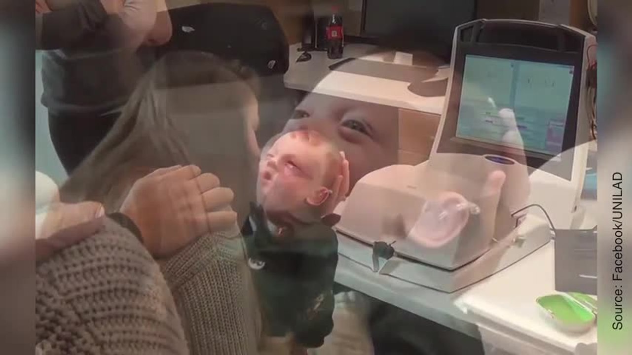 Un bébé entend ses parents pour la première fois