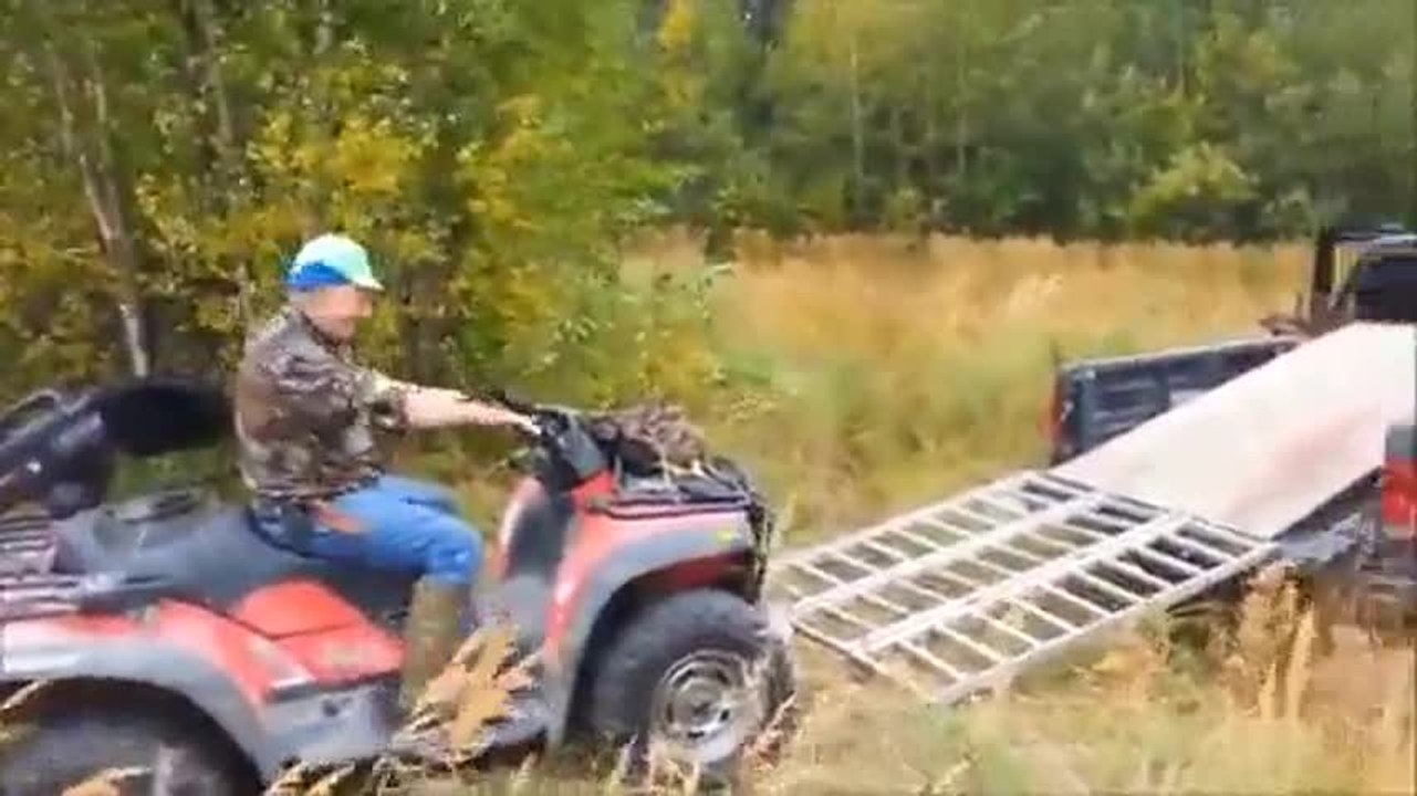 Un papy charge son quad sur un pick up