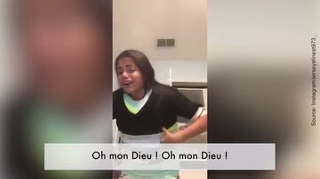Après un challenge, cette jeune fille est coincée dans ses vêtements