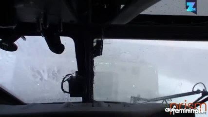 Un hélicoptère tente de se poser en pleine tempête !