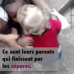 Deux enfants se font un câlin et ne veulent plus se séparer