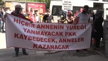Son dakika haber | Terör mağduru aileler çocuklarına kavuşmak için HDP İl Başkanlığı önünde eylem yaptı