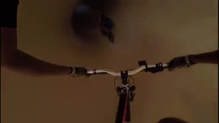 Faire du vélo dans un toboggan aquatique