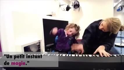 Une petite fille handicapée se développe grâce à la musicothérapie