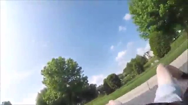 Un motard tente d’impressionner une jeune fille