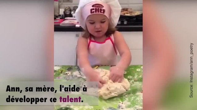 A 3 ans, cette petite fille fait déjà la cuisine