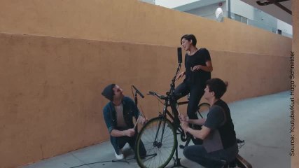 Elle reprend Sia avec pour instrument un vélo