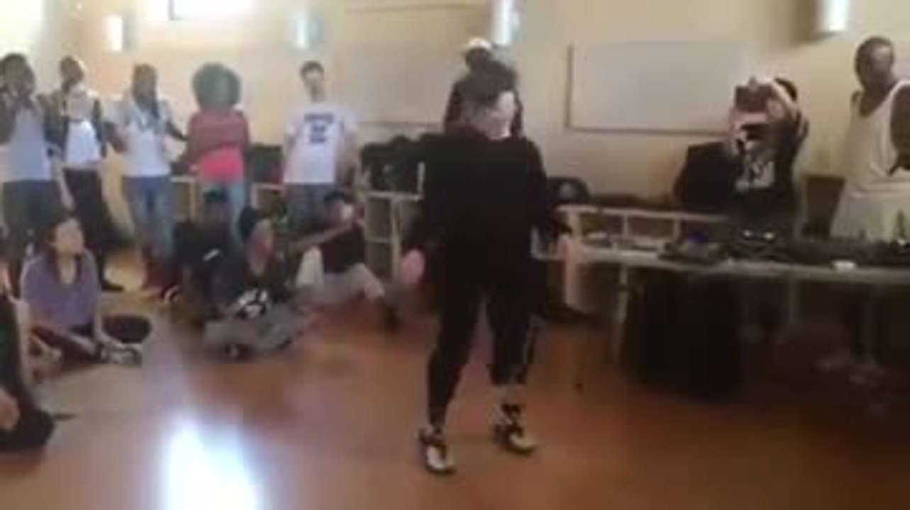 Une mamie imite Michael Jackson