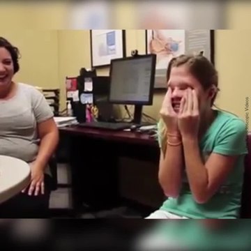 Une jeune fille sourde entend la voix de sa mère pour la première fois