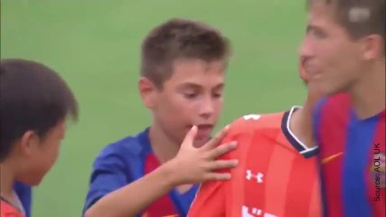 L'équipe de Barcelone réconforte celle du Japon après leur victoire