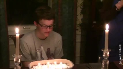 Il souffle sur son gâteau d'anniversaire et soudain...