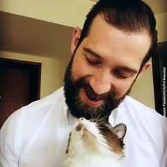 Un homme chante en duo avec son chat