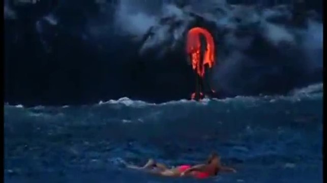 Elle surfe à côté d’un volcan