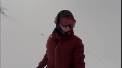 Une snowboardeuse poursuivie par un ours