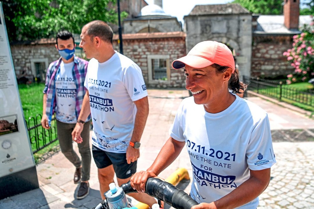 Französin läuft mit Kinderwagen um die Welt