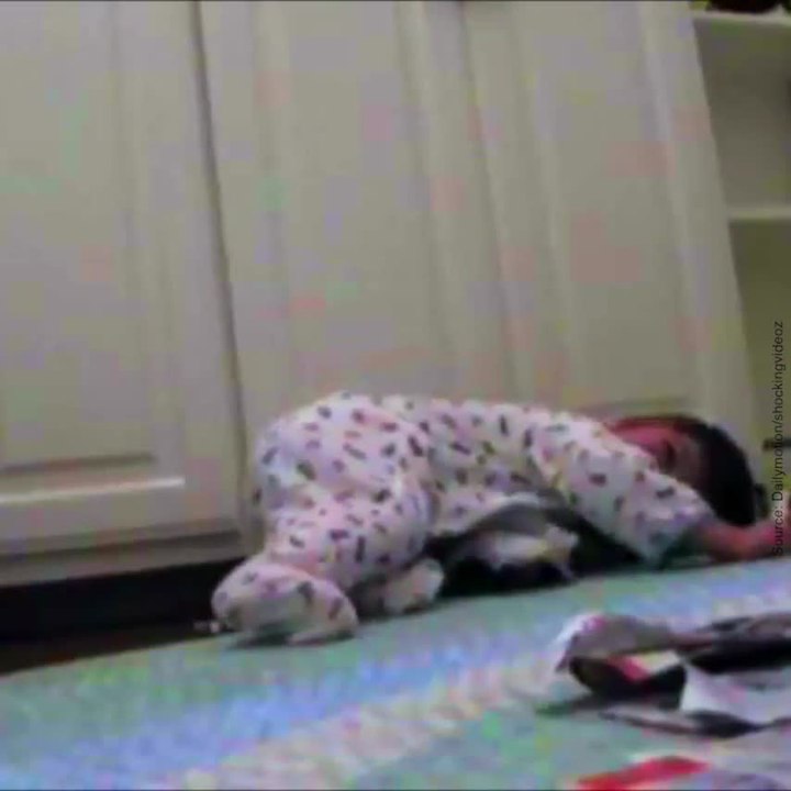 Un bébé aime déchirer du papier