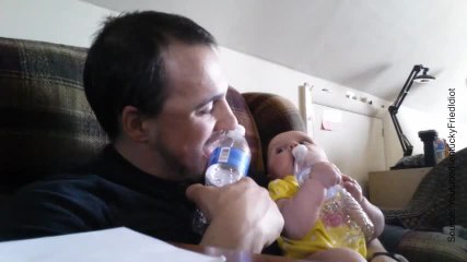 Quand papa imite bébé…