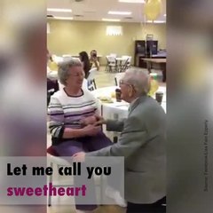 Un homme chante la sérénade à sa femme après 50 ans d'amour