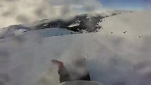Un skieur finit sa descende sur les fesses