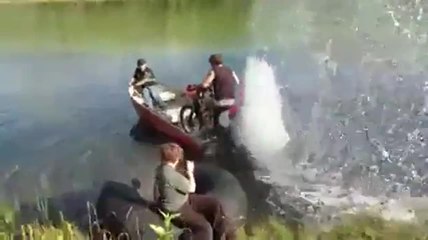 Une motocross comme moteur de bateau