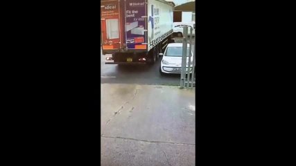 Un camion embarque une voiture par erreur