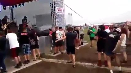 Il plonge dans la foule