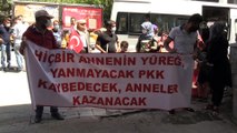 HAKKARİ - Terör mağduru aileler çocuklarına kavuşmak için HDP İl Başkanlığı önünde eylem yaptı