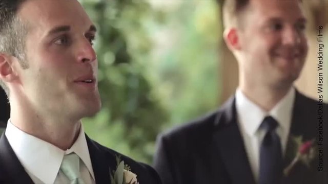 Des mariés qui découvrent leurs futures femmes dans leurs robes