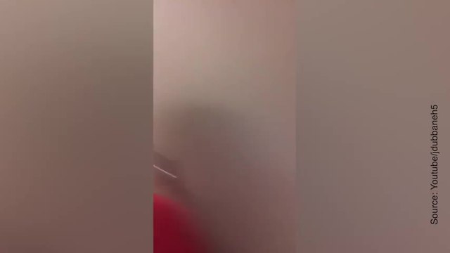 Cette femme est coincée dans les toilettes…