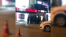 Uygulama noktasında hareketli dakikalar...  Kısıtlamayı ihlal ettiler, polise direnince karakola böyle götürüldüler