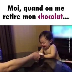 Un enfant pleure quand on lui retire son jouet des mains