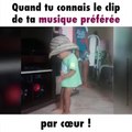 Un jeune garçon danse sur une musique brésilienne